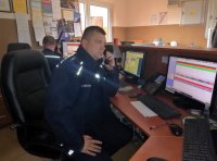 dyżurny policji w Siemiatyczach rozmawiający przez telefon