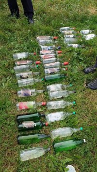 butelki leżą na trawie