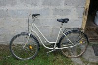 rower typu damka koloru zółtego