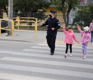 policjanci stoją w grupie przedszkolaków