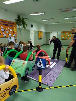 policjanci na spotkaniach z dziećmi w szkołach