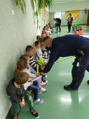 policjanci na spotkaniach w szkole z dziećmi