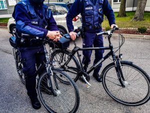 policjanci stoją przy rowerach