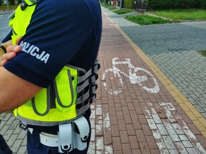 policjant stoi przy ścieżce rowerowej